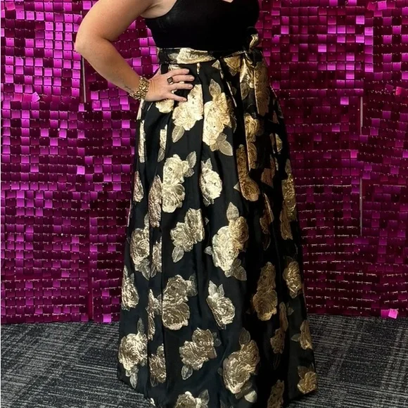Elegant Black and Gold Floral Skirt - Picture 2 of 3